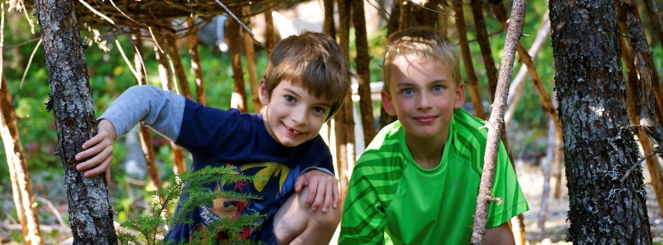 <span class='titlesl'>¡El mejor verano de tu vida!</span></br>
									<span class='textsl'>Los campamentos de verano son ideales para que pases unas vacaciones divertidas,
						hagas amigos de otros lados del mundo, viajes, practiques otro idioma y realices
						actividades en un ambiente sano y seguro.
						</span></br></br>
									