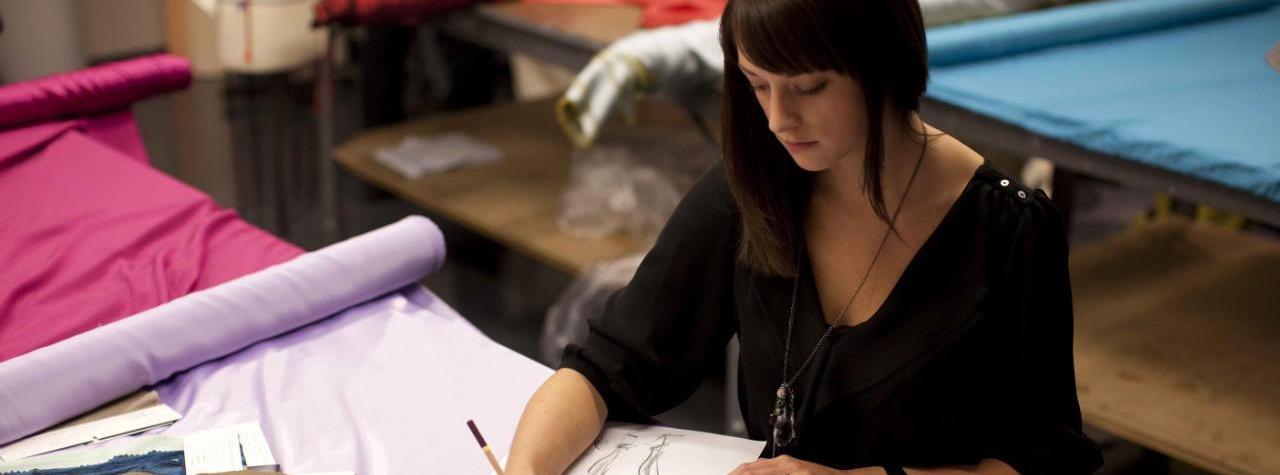 <span class='titlesl'>Programas intensivos de especialización</span></br>
				<span class='textsl'>Certificados o Diplomados en el extranjero que te ayudarán a complementar tu educación.<br>
				<b>Artes - Ciencias - Cocina - Diseño - Economía - Entretenimiento - Mercadotecnia - Turismo</b>
				</span>
				</br>