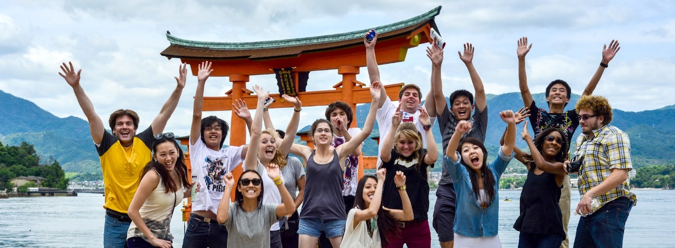 <span class='titlesl'>¡Por una educación integral con espíritu internacional!</span></br>
			<span class='textsl'>Programas innovadores pensados y organizados especialmente para grupos de estudiantes de colegios
mexicanos que quieren ofrecer una experiencia internacional durante el año escolar, por corto tiempo.</span>
			