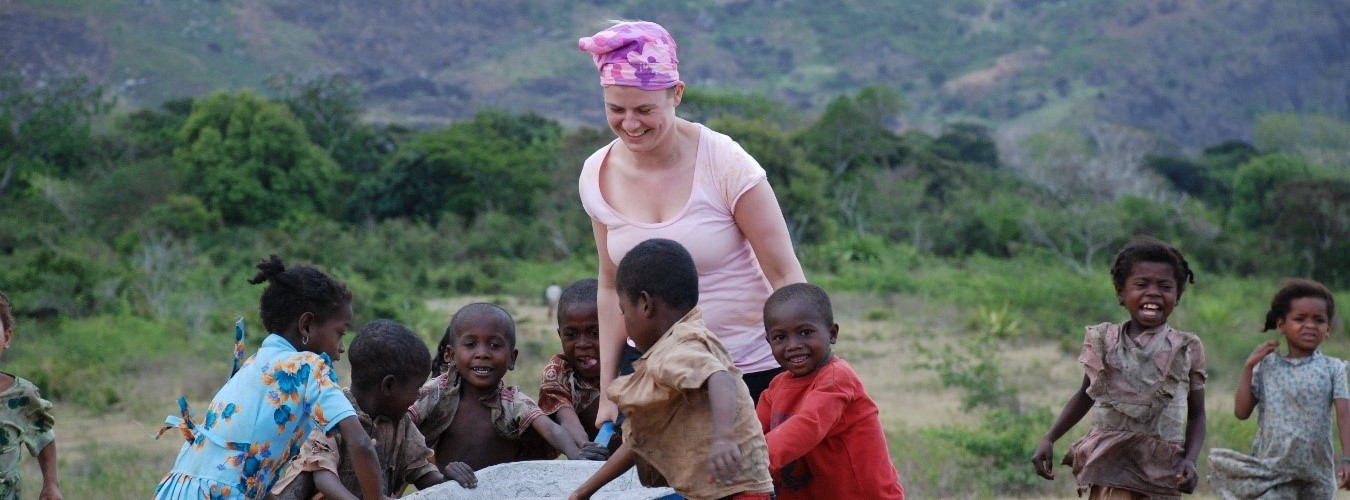 <span class='titlesl'>Si te gusta vivir nuevas experiencias </span></br>
			<span class='textsl'>Te ofrecemos programas innovadores que, por estar fuera de lo convencional, representan en sí mismos una experiencia de vida única.<br> 
			</br>¡ATRÉVETE A HACER EL CAMBIO !</span></br></br>
			</br>